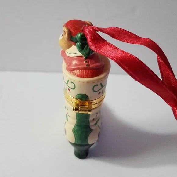 Hallmark Keepsake Ornament Fashion A Foot 2001 - Picture 8 of 11